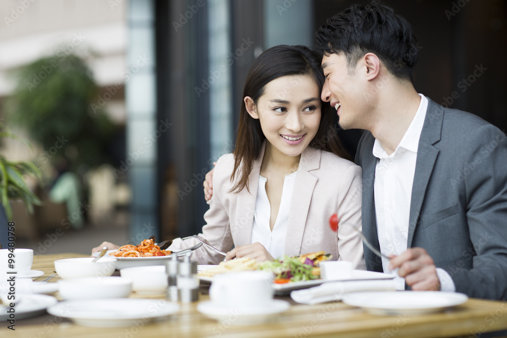 年轻夫妇在餐厅用餐