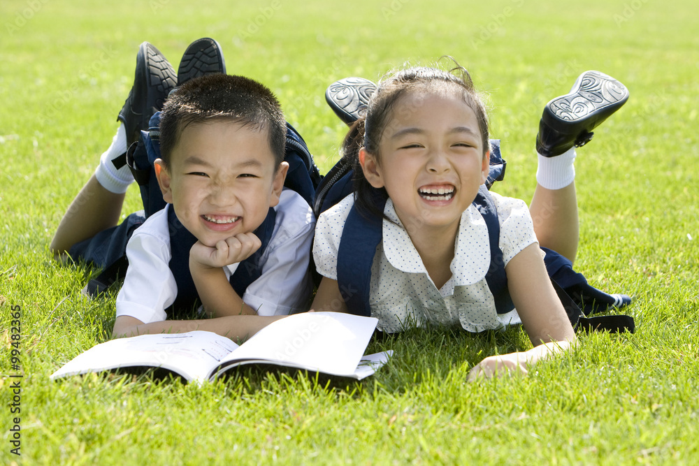 小学生在草地上阅读