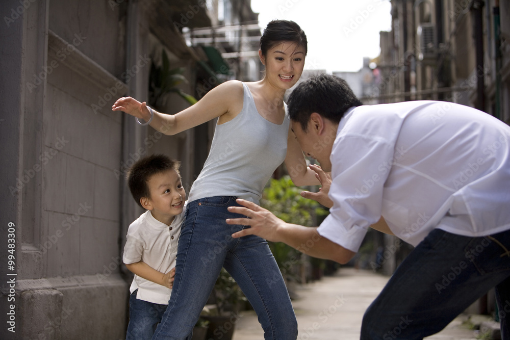 一个独生子女家庭一起玩耍