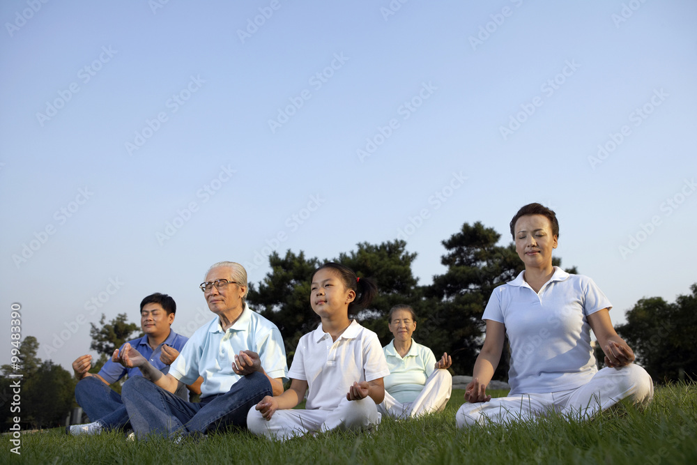 家人在户外一起冥想