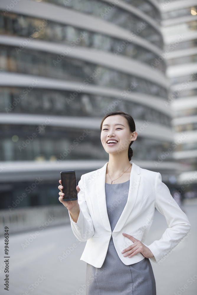 女商人展示智能手机