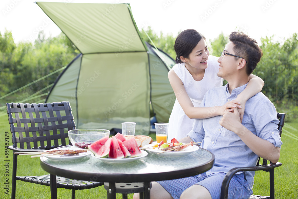 年轻夫妇在户外野餐