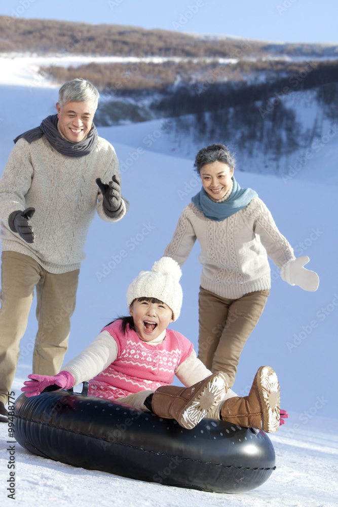 一家人在雪地里玩得很开心