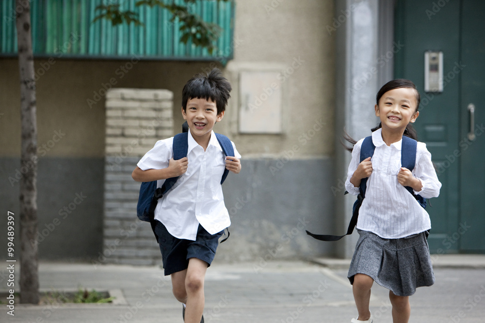 孩子们跑步上学