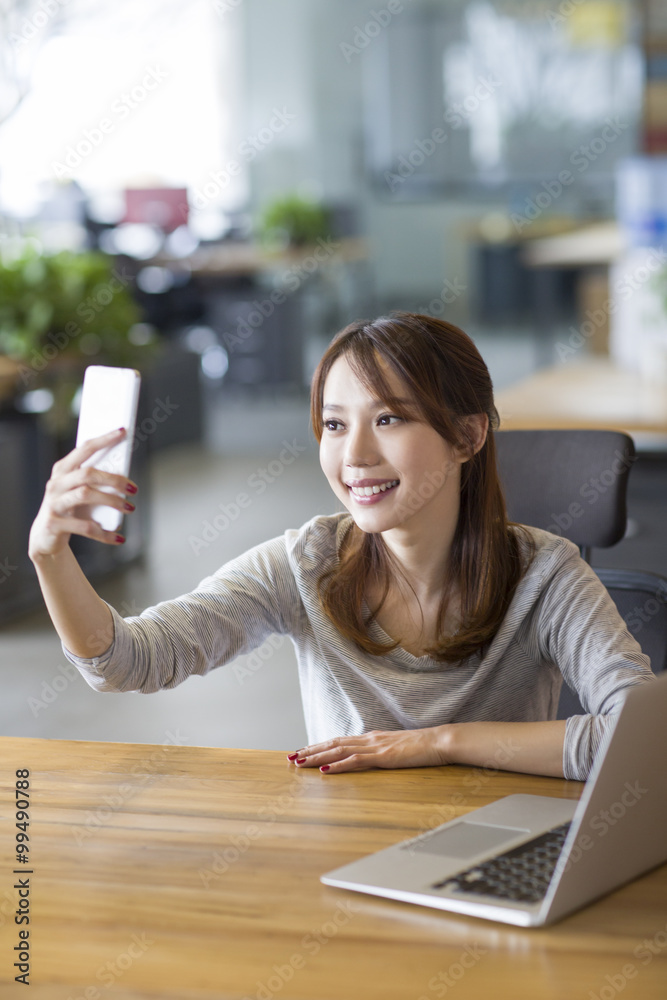 年轻女性在办公室自拍