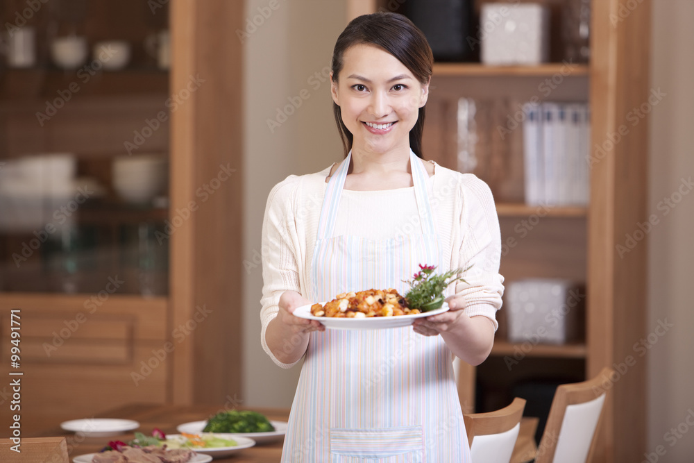 中国菜的年轻女人