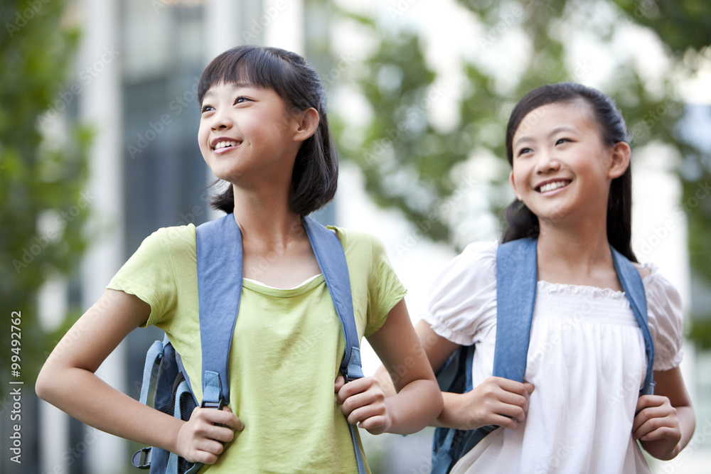 背着书包的快乐女孩在学校