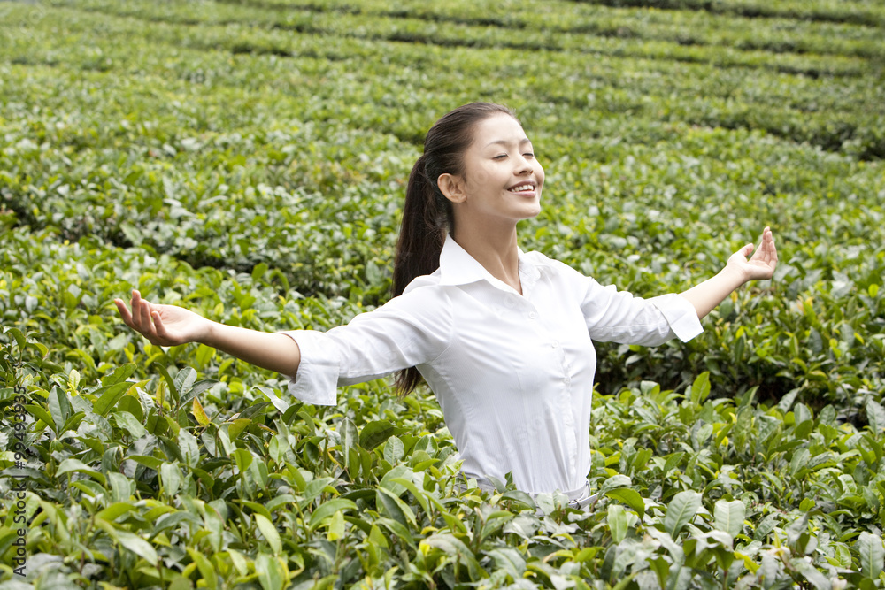 享受茶园的年轻女商人