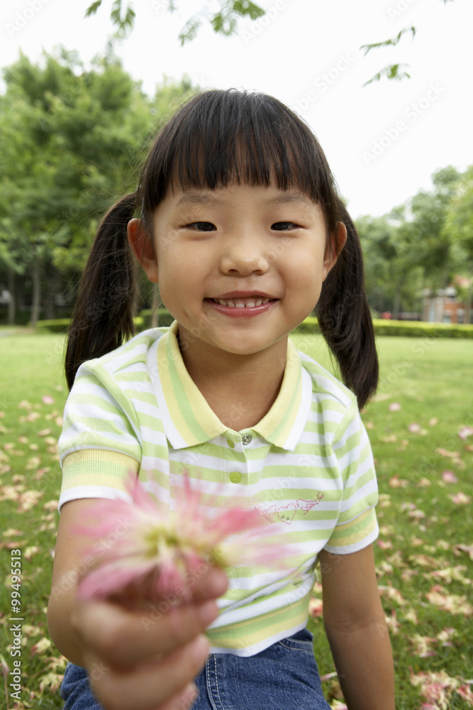 在公园里拾花的小孩