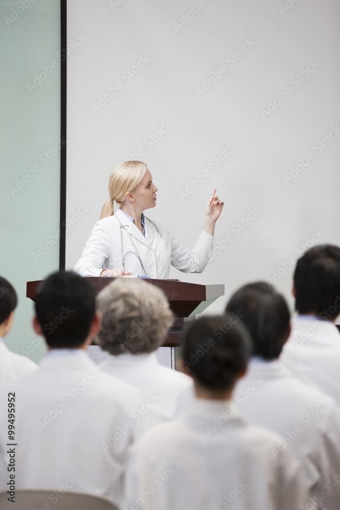 女医生在董事会发表演讲