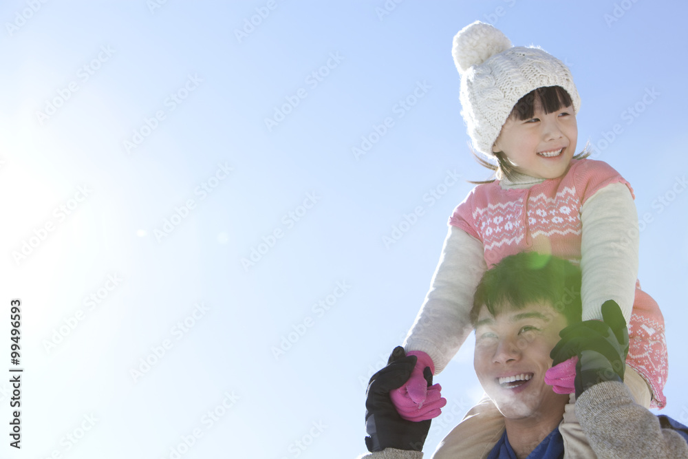 父亲与女儿玩耍