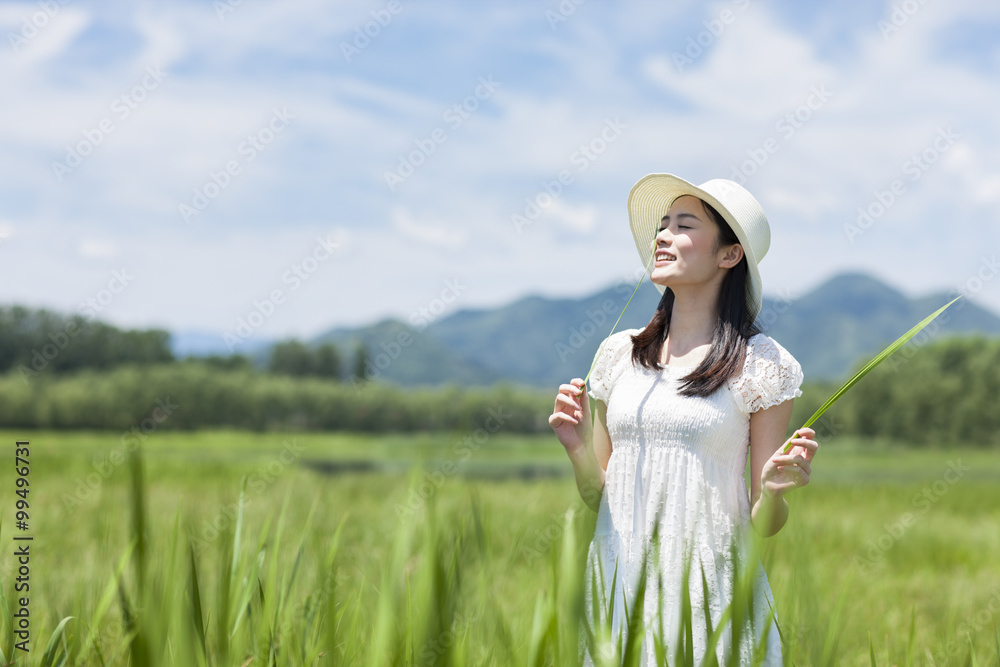 草地上的年轻女人