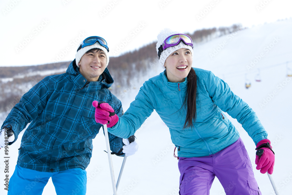 滑雪场的年轻人