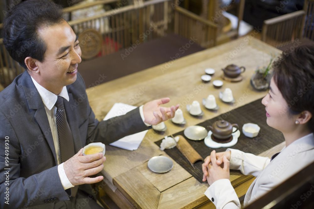 商务人士在茶室讨论