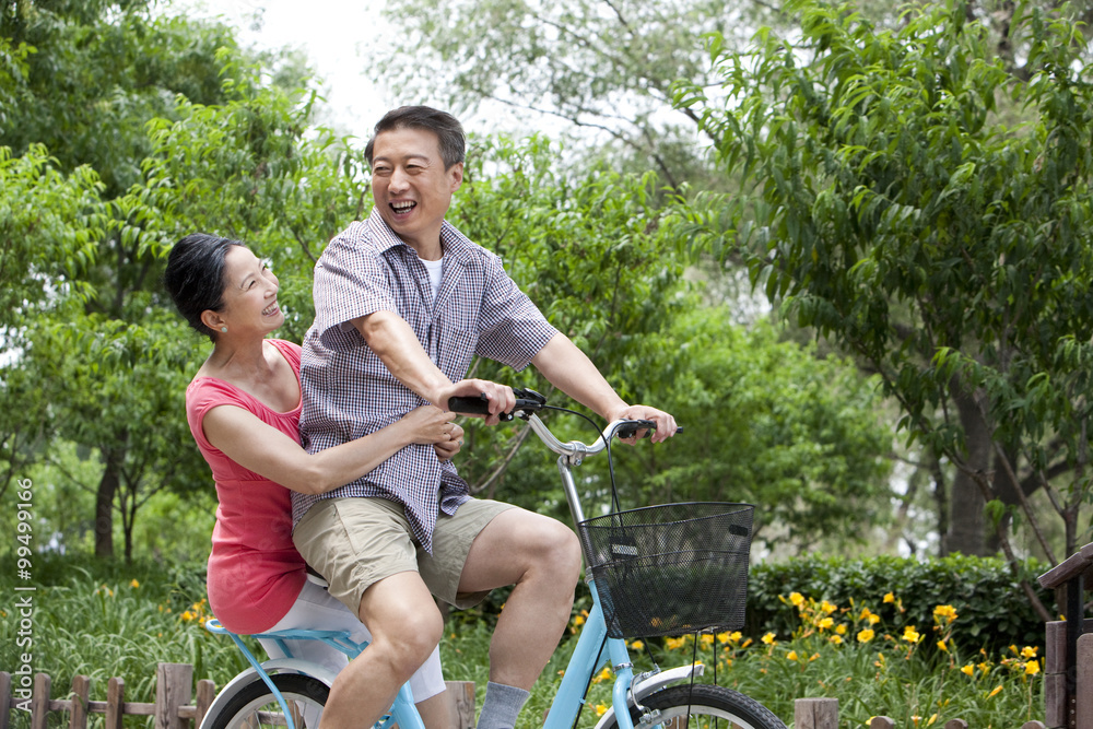 老年夫妇在公园里骑自行车