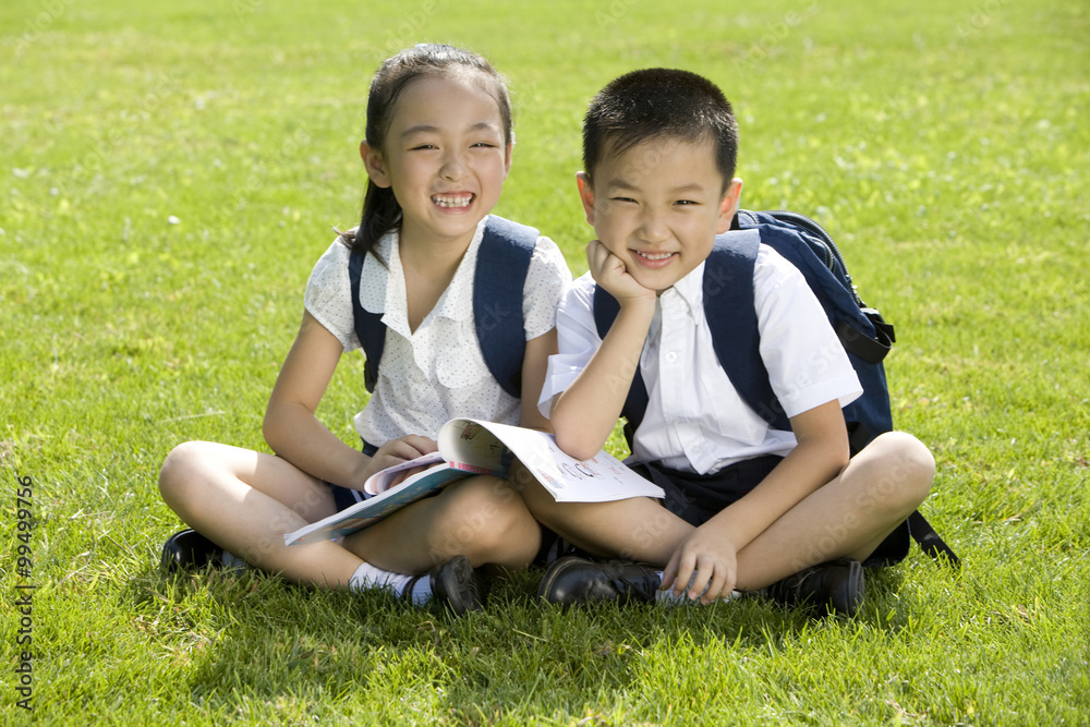 小学生在草地上阅读