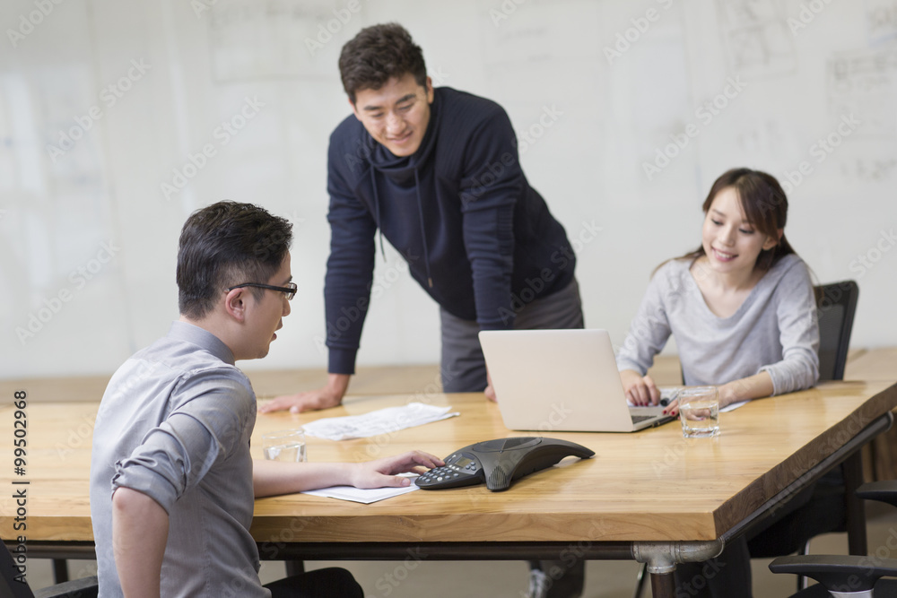 商务人士在董事会会议室举行电话会议