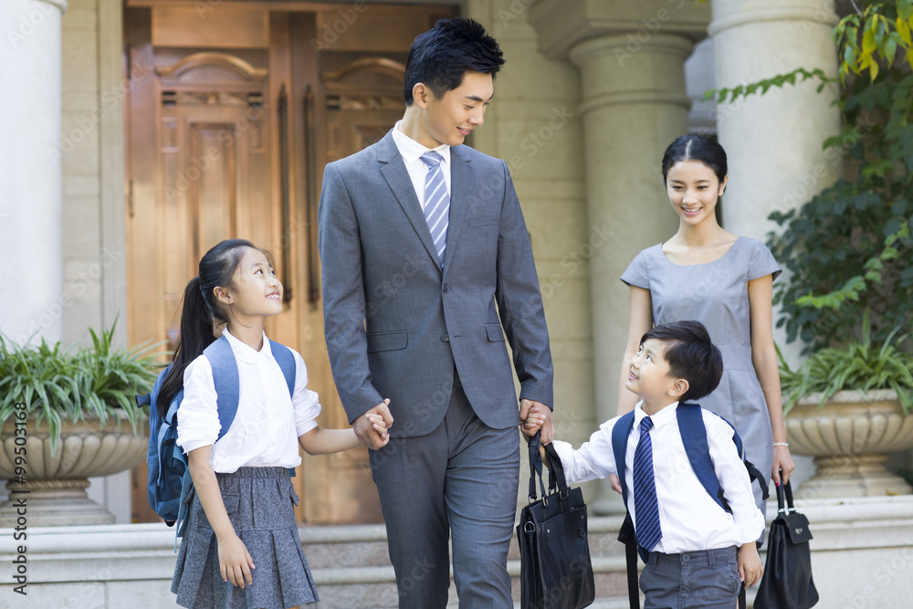 年轻夫妇送孩子上学