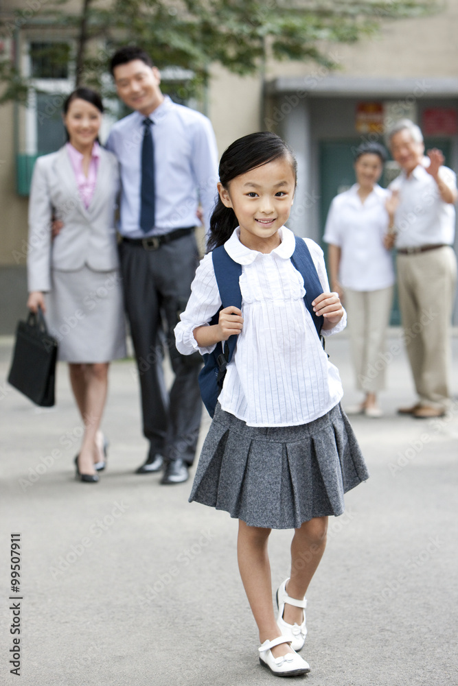 与家人一起上学的女孩