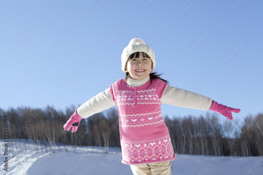 可爱的小女孩在雪地里玩得很开心