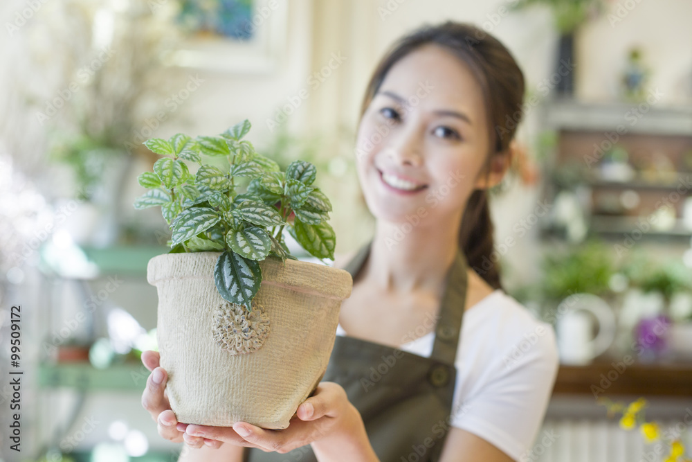 在店里工作的女花匠