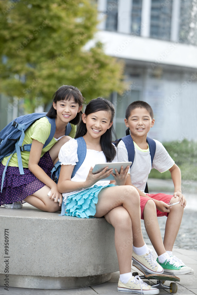 拥有高科技数码设备的快乐小学生