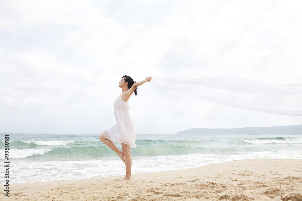 一个女人在海滩上跳舞