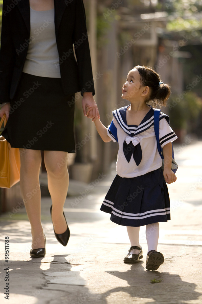 一位家长和孩子在早上上学的路上