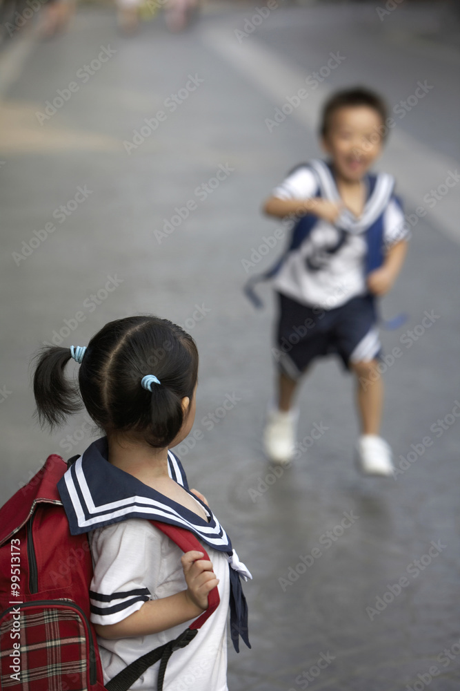 穿着校服的孩子在上学的路上