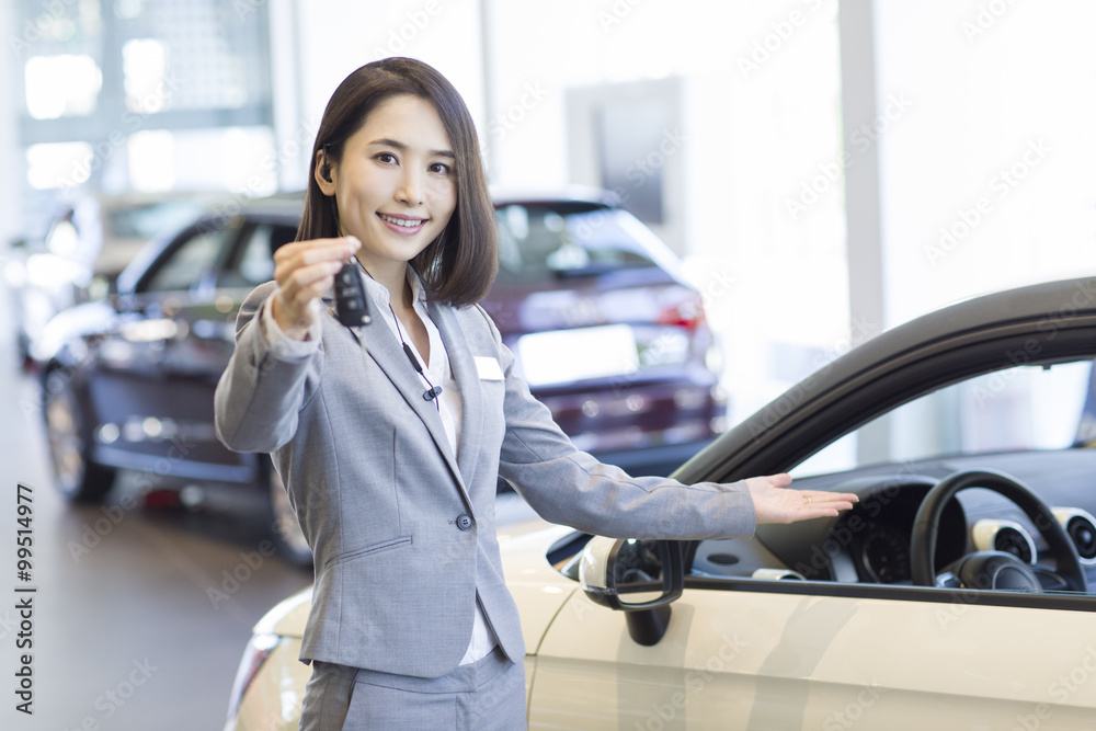 女售货员展示车钥匙