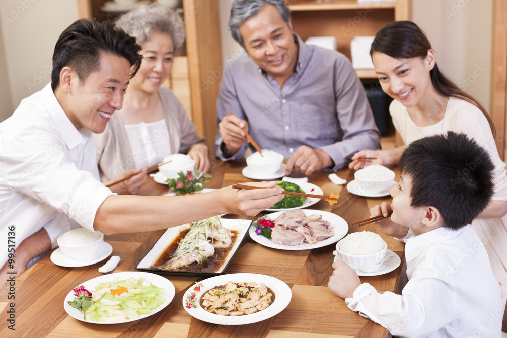 快乐的一家人享受用餐时间