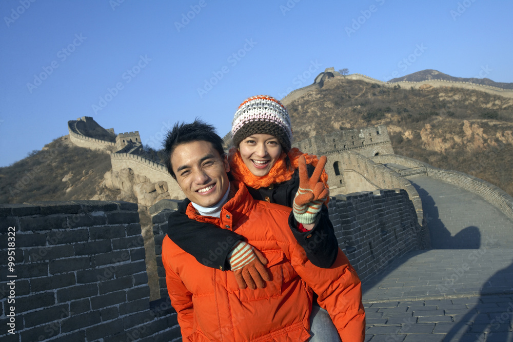 中国长城上男人送女人小猪回去