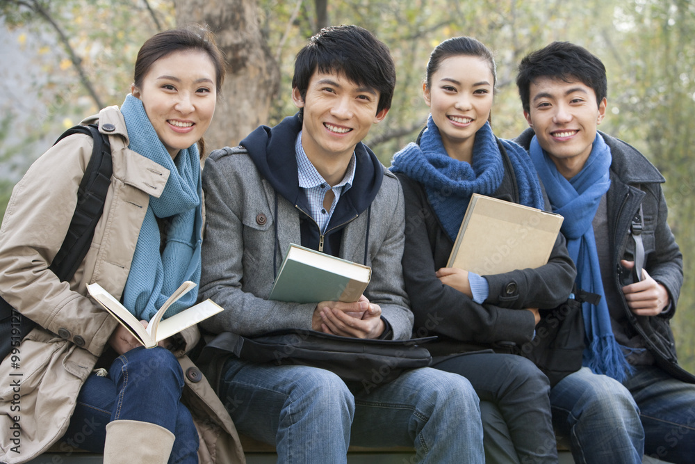 一群大学生坐在长椅上