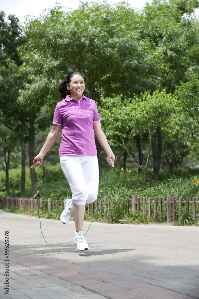 老年妇女在公园玩跳绳