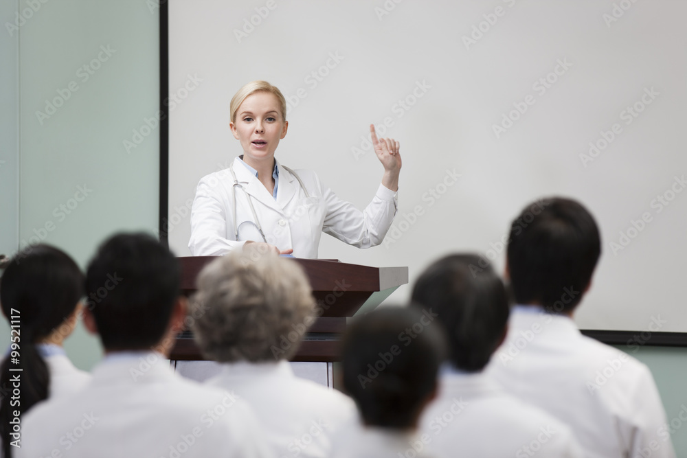 女医生在董事会发表演讲