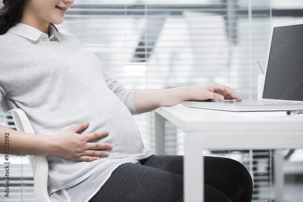 办公室里怀孕的女商人