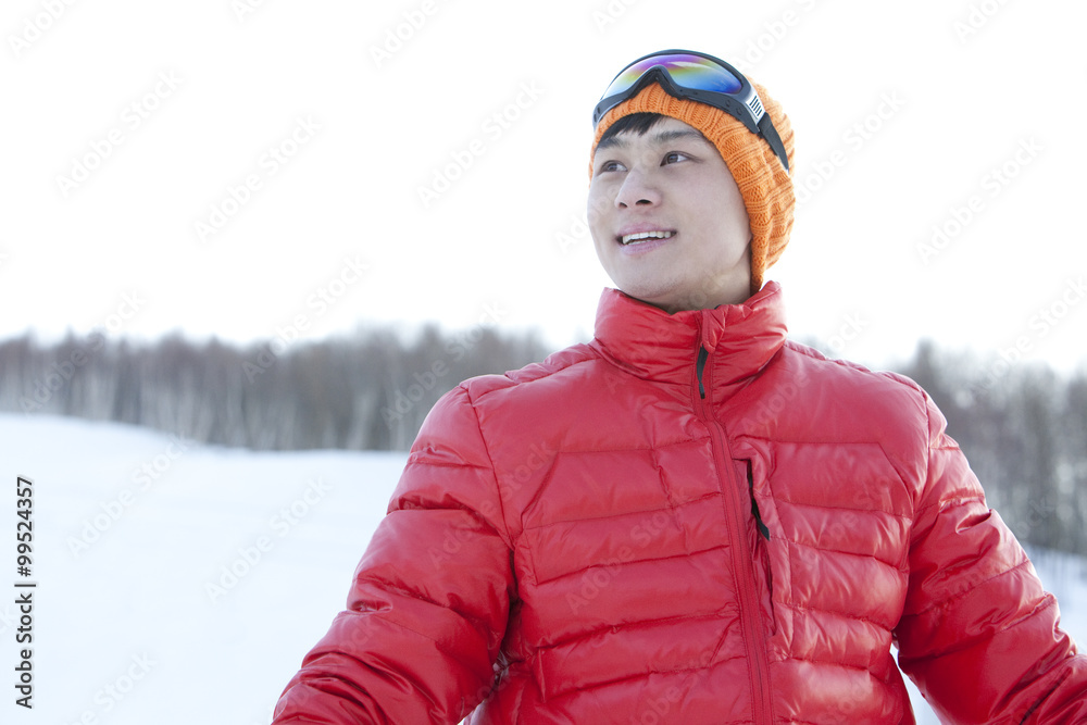 滑雪场的年轻人