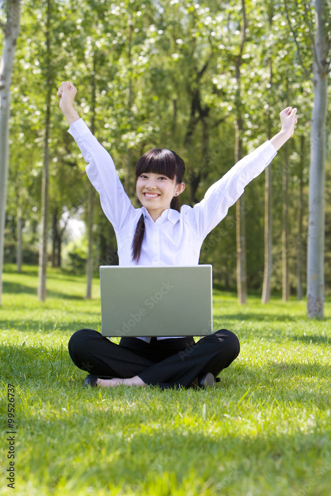 公园里的女人带着笔记本电脑