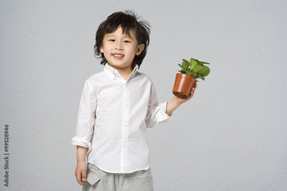 抱着植物的小男孩