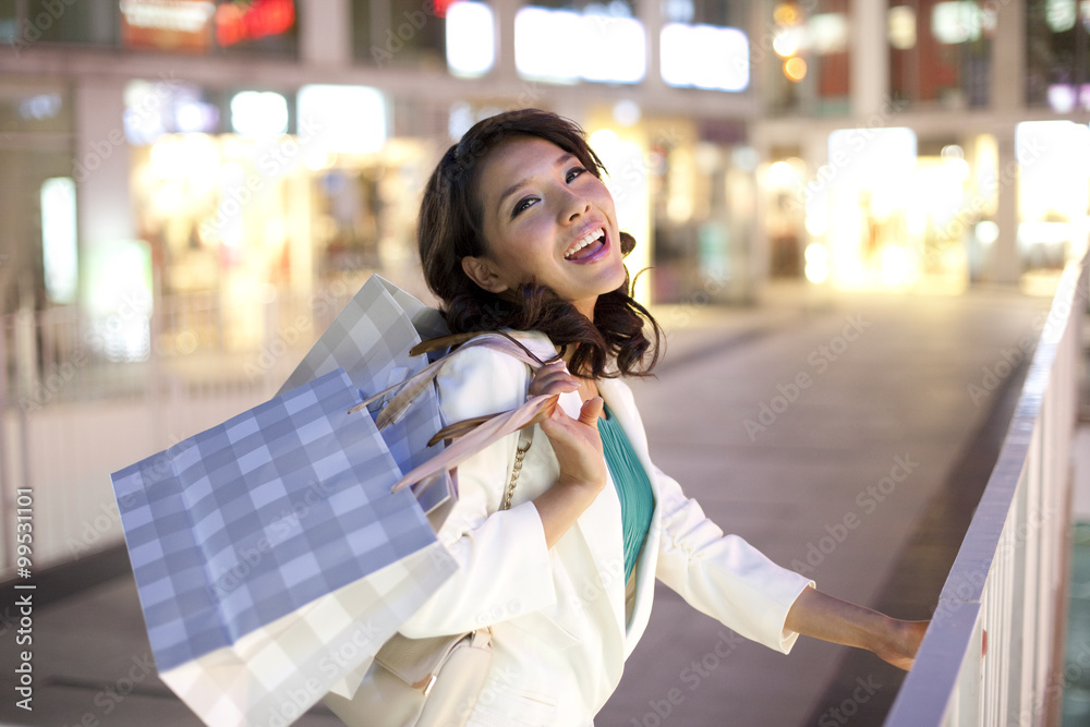 年轻女人去购物