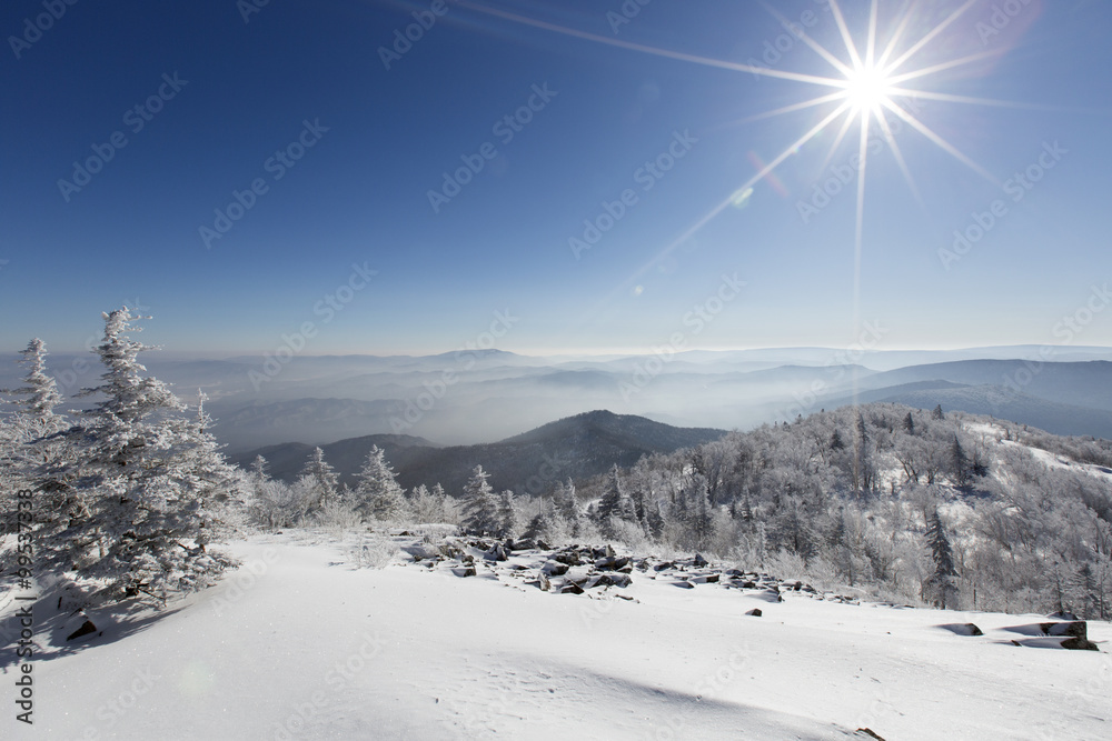 阳光照耀雪地，中国