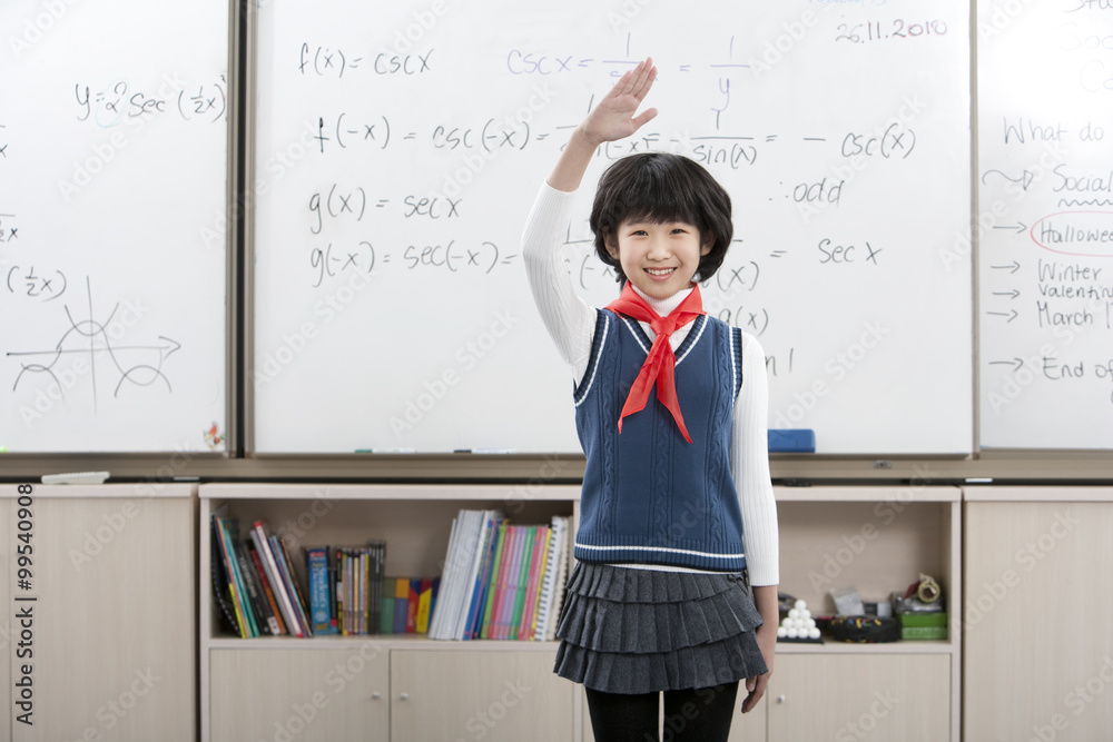 年轻女学生敬礼