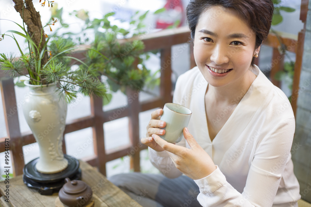 中年妇女在茶室喝茶