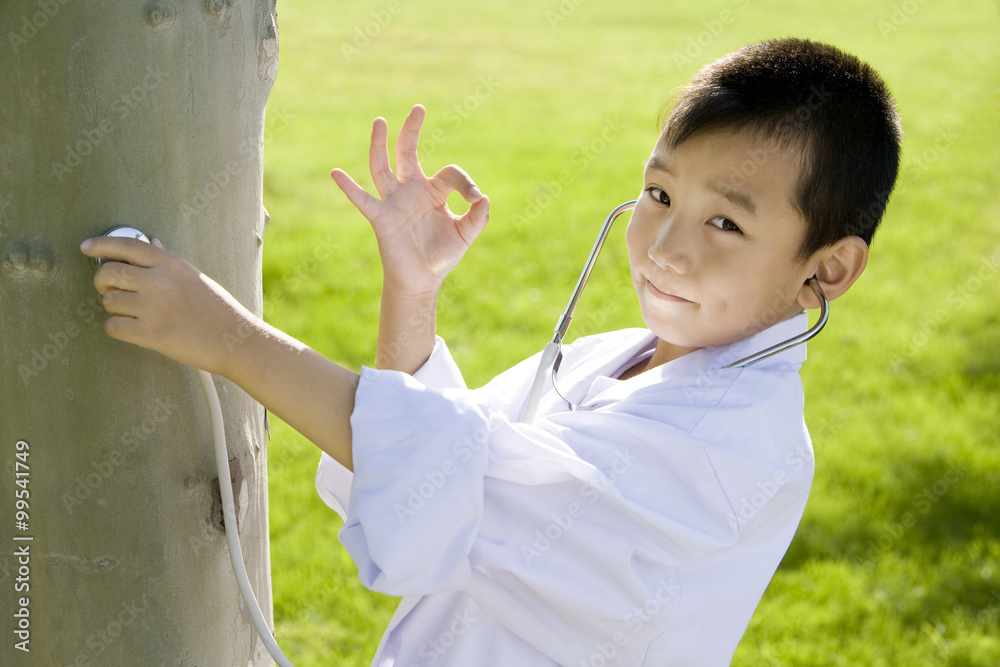 小男孩进行树木检查