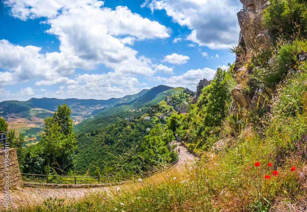 Lucan Dolomites与令人印象深刻的Pietrapertosa山村，巴西利卡塔，意大利