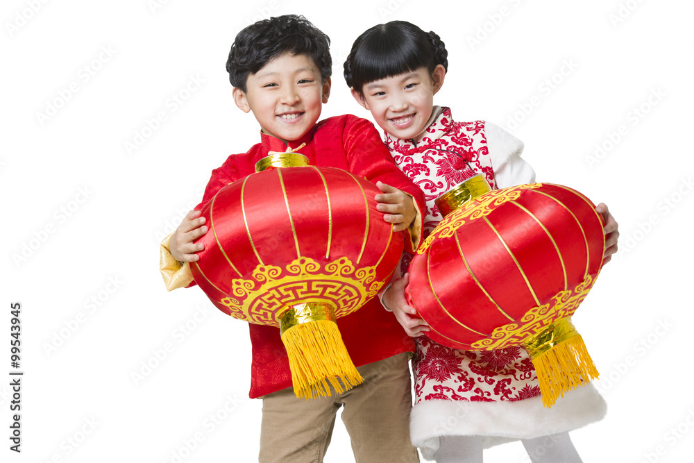 快乐的孩子们用传统灯笼庆祝中国新年