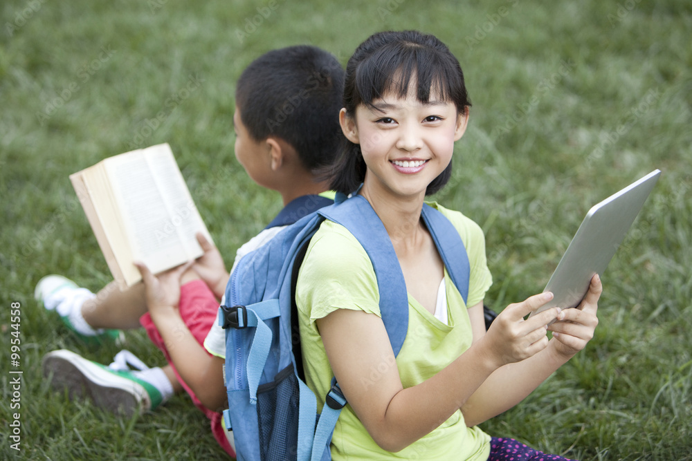 学生用书本和数字平板电脑学习