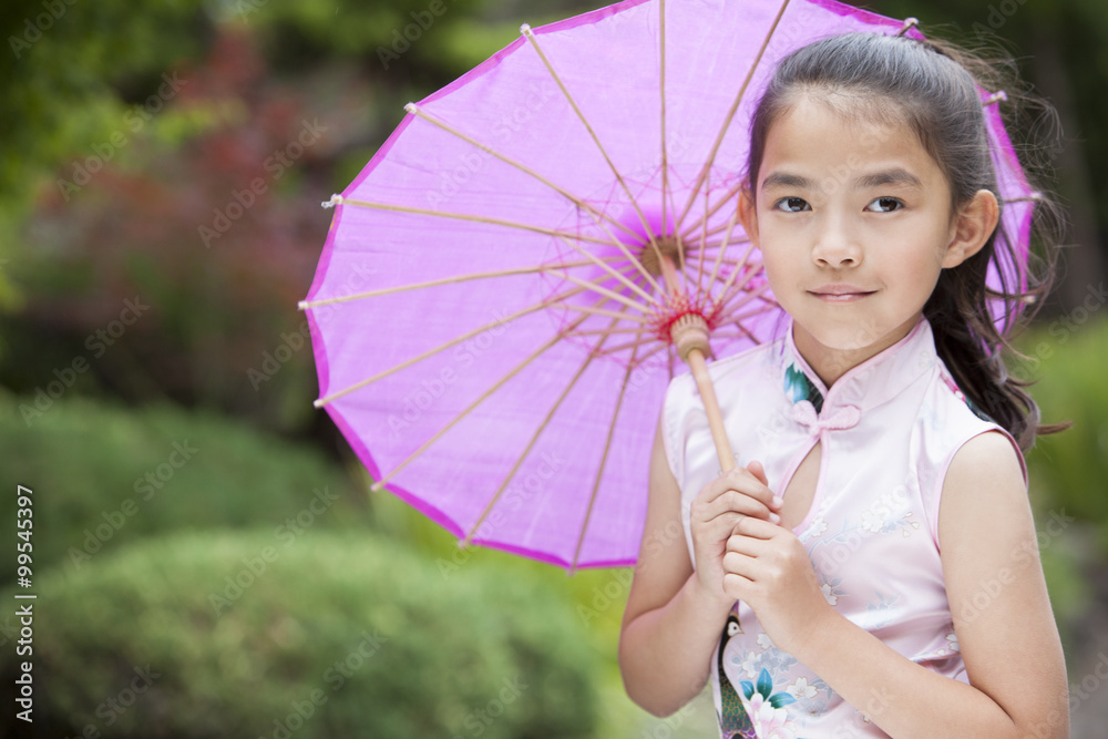 穿中国传统服装的小女孩