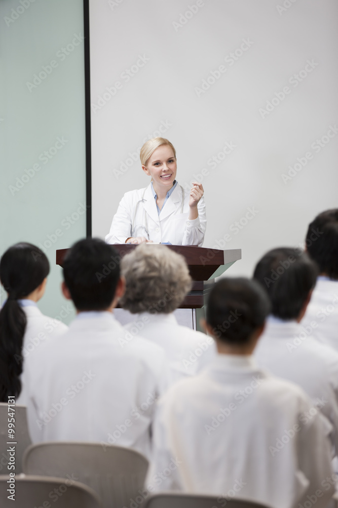 女医生在董事会发表演讲