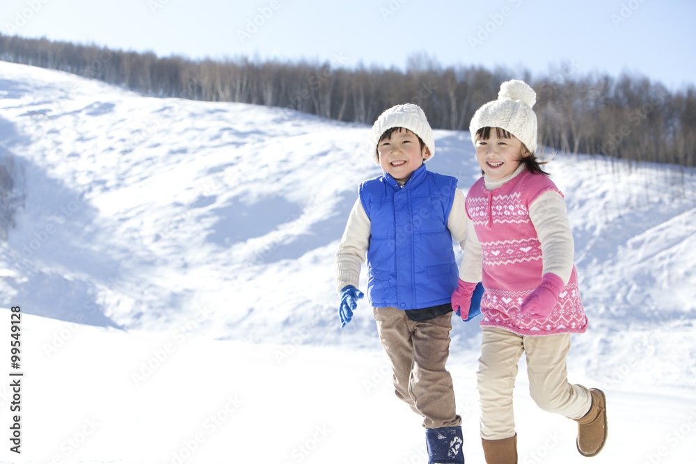 孩子们在雪地里玩得很开心